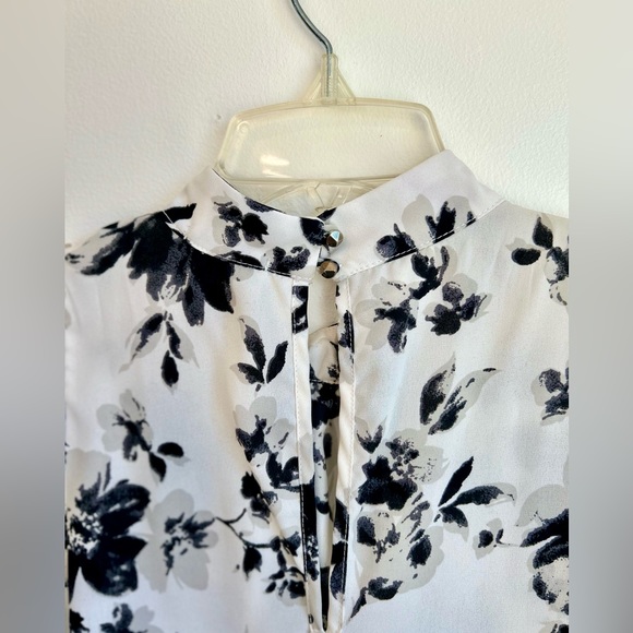 Blouse Size Small - Sleeveless White and Black Floral Pattern Sienna Sky - Picture 3 of 4